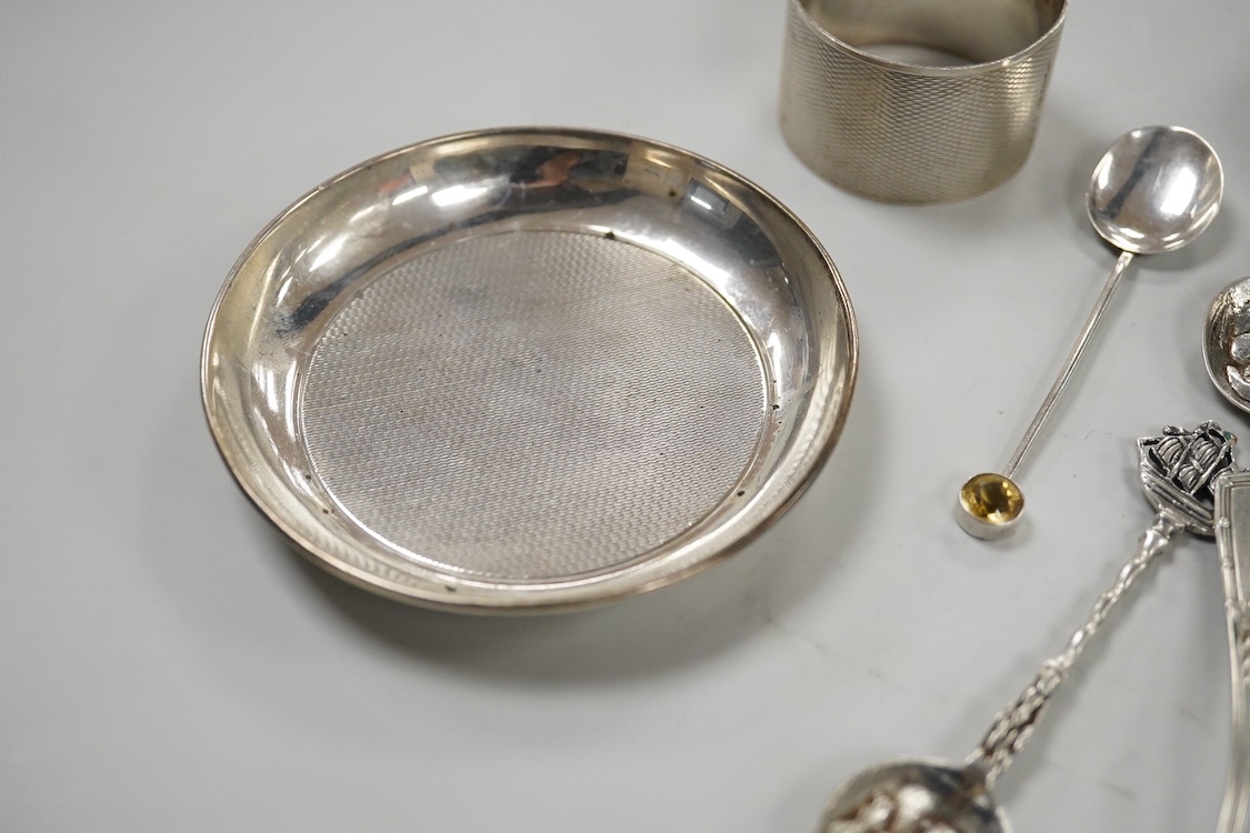 A collection of small silver including a small Edwardian sugar bowl, William Devenport, Birmingham, 1907, diameter 92mm(a.f.), a small shallow dish, a mounted glass bowl, a small quantity of silver and other white metal
